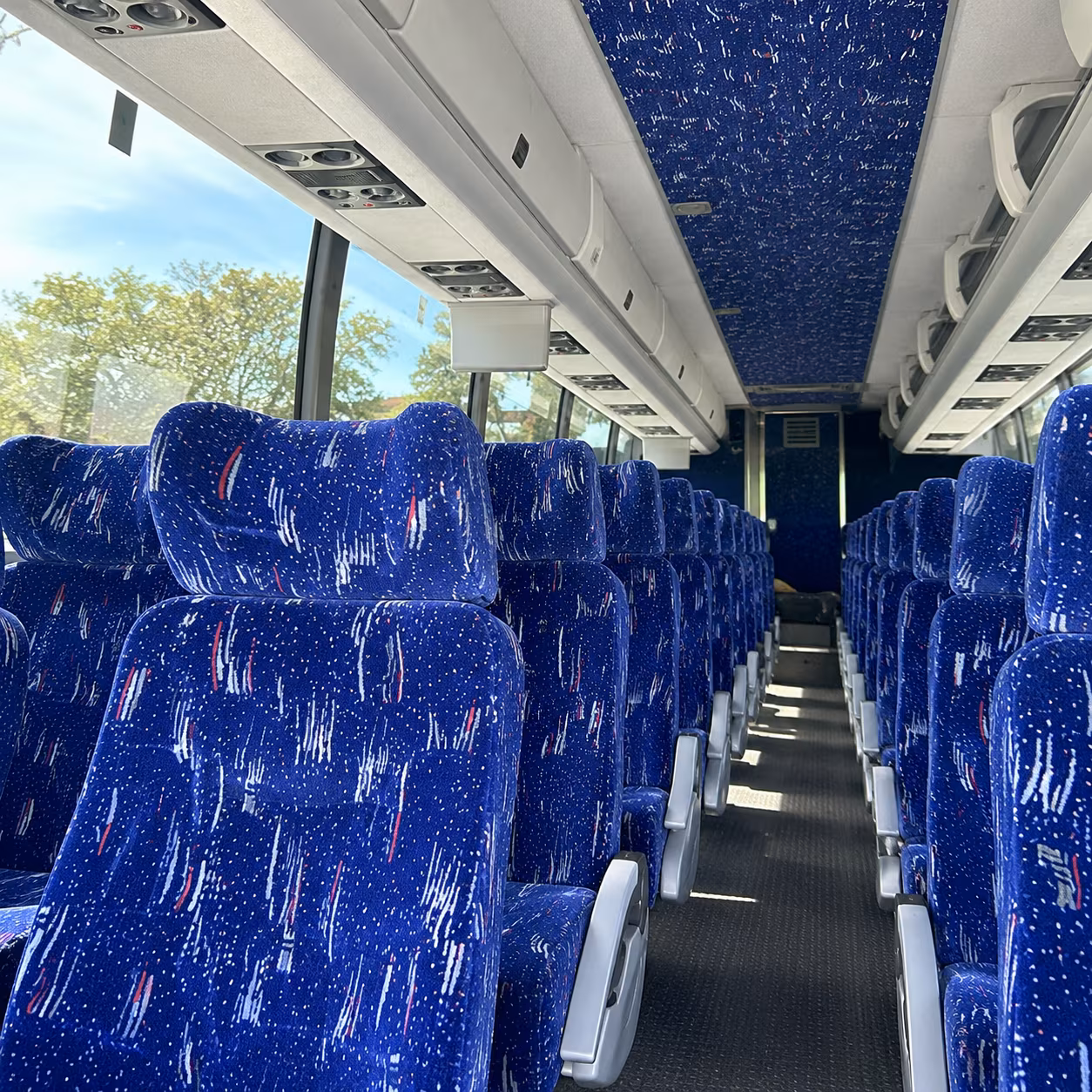 charter buses for weddings at les bourgeois vineyards in rocheport